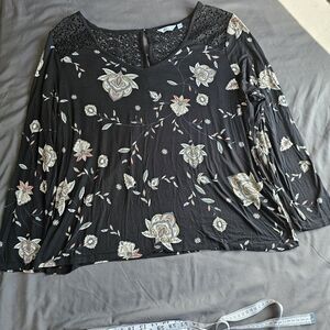 ⭐️ Reitmans Black Floral Lace Blouse